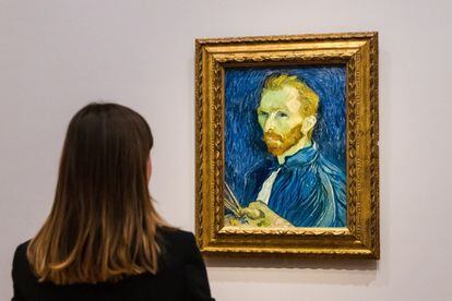 'Van Gogh: Self-Portraits', la nueva exposición de la recién reinaugurada galería, está llena de presencias, ausencias, sustituciones y ecos de diversa índole. En total, es una pequeña muestra que reúne 19 cuadros en los que 17 (18, si se cuenta su silla como un retrato en ausencia) vuelven la mirada hacia sí mismo.