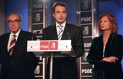 José Luis Rodríguez Zapatero, ayer, flanqueado por Gregorio Peces-Barba y Carmen Alborch.