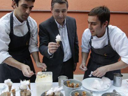 Joan Roca y dos de sus cocineros, ayer en el Palau Robert. 