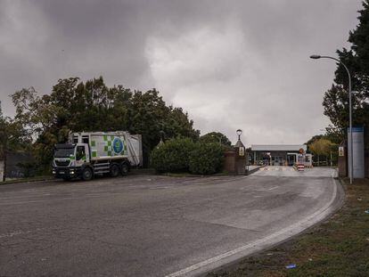 Un camión de basura sale del Parque Tecnológico de Valdemingómez. 