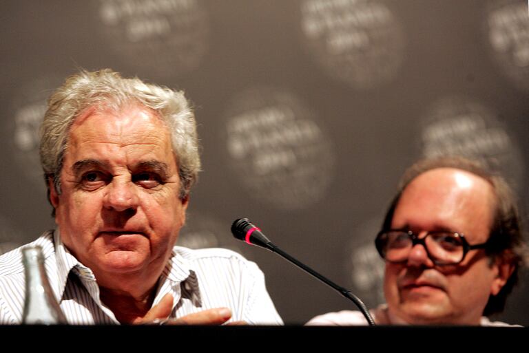 Juan Marsé (izquierda) y Pere Gimferrer, miembros del plan del jurado del Premio Planeta en 2004, año en el que el primero escribió el diario recogido en 'Apuntes para unos recuerdos que nunca escribiré'.