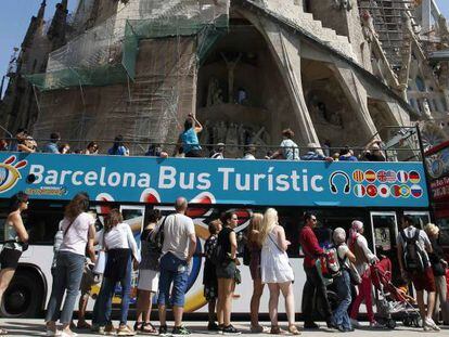 Turistas en la puerta de la Sagrada Familia de Barcelona.