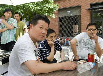 Un grupo de trabajadores chinos descansa en un bar de Mataró.