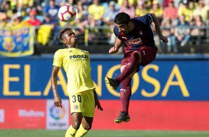 Samu pelea un balón con Cote.