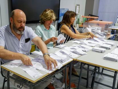 Integrantes de una mesa electoral del Instituto Ortega y Gasset, en Madrid, durante el recuento de votos tras el cierre de los colegios de la jornada de elecciones generales celebradas el 23 de julio.
