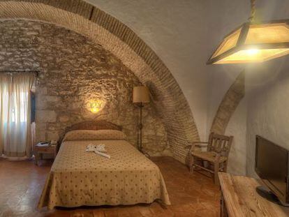 Una de las habitaciones de la Hospedería del convento de San Francisco, en Vejer de la Frontera (Cádiz).