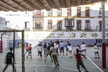 Niños en el patio del colegio San Isidoro.