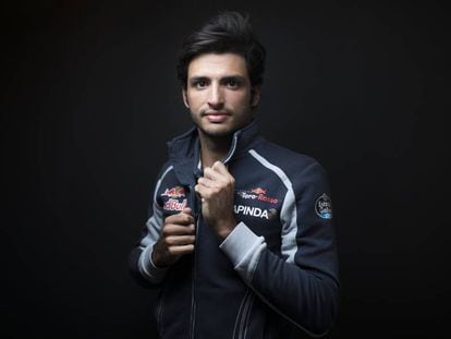 Carlos Sainz posa antes de la entrevista.