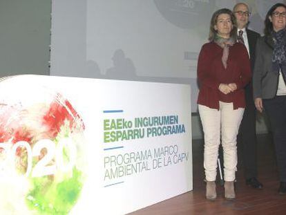 Ana Oregi, junto a Josean Galera y Alejandra Iturrioiz en la presentaci&oacute;n del Programa Marco Ambiental 2020.