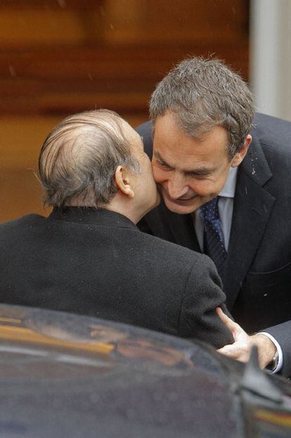 Zapatero y Buteflika se saludan con un beso en La Moncloa.