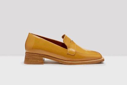 Mocasín con punta cuadrada en amarillo mostaza de Miista (315 €).