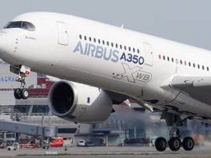 Un Airbus A350 despega desde la fábrica del consorcio europeo en  Colomiers, cerca de la ciudad francesa de Toulouse.
 