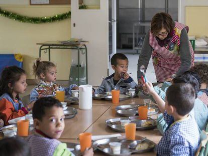 Un grupo de niños come en el comedor de la escuela rural de Organyà.