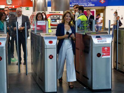 La ministra de Transportes, Movilidad y Agenda Urbana, Raquel Sánchez, pasa por su torno de Cercanias en Madrid
