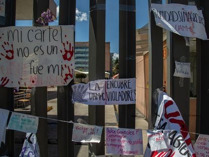 Carteles que denuncian abusos de profesores y estudiantes en la entrada principal del campus Cuajimalpa de la Universidad Autónoma Metropolitana, este jueves en Ciudad de México.