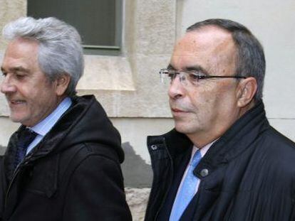 Jos&eacute; Luis Ortu&ntilde;o (derecha), a su llegada a los juzgados de Alicante.