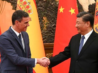 El presidente del Gobierno, Pedro Sánchez, saluda al mandatario chino, Xi Jinping, este viernes en Pekín.
