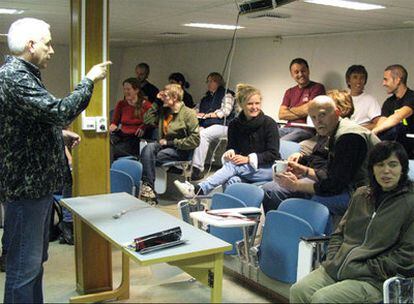 Primera reunión del jefe de la campaña, Paul Wassmann (de pie, a la izquierda), con los científicos del 'Jan Mayen'