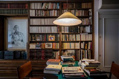 Librerías en el estudio de Miguel Delibes. 

