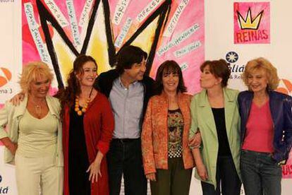 De izquierda a derecha, Betiana Blum, Verónica Forqué, Manuel Gómez Pereira, Carmen Maura, Mercedes Sampietro y Marisa Paredes.