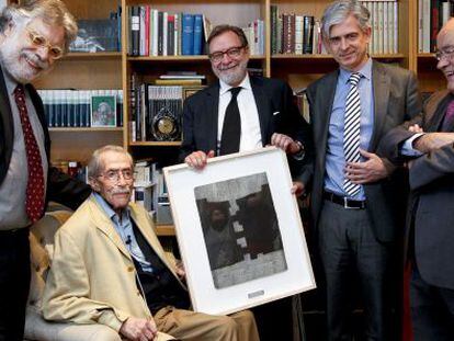 Jes&uacute;s de la Serna junto a los directores de El Pa&iacute;s.