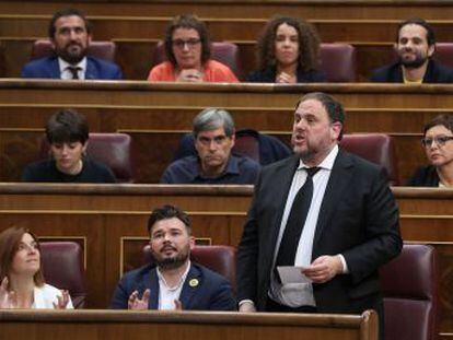 Rivera pide que no sea válida la fórmula que defiende la república catalana y la libertad de los políticos presos, pero la presidenta del Congreso la acepta