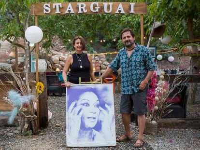 Pepe Cielo y su pareja, Mónica, en el espacio de su casa reservado para la celebración del Starguai.