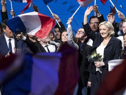 La líder del Frente Nacional, Marine Le Pen, se dirige a sus simpatizantes durante un mitin en Villepinte en el norte de París el 1 de mayo de 2017.