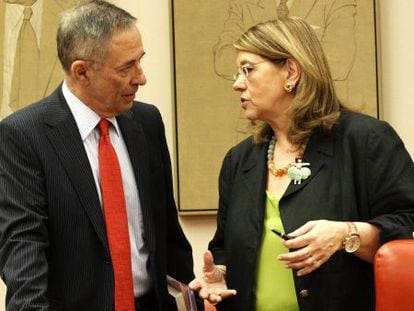 Elvira Rodr&iacute;guez charla con Julio Segura, actual presidente de la CNMV, en el Congreso.