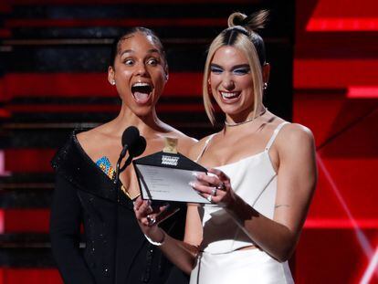 Alicia Keys y Dua Lipa, en los Grammy de 2020 en Los Ángeles, cuando anunciaron a Billie Eilish como mejor artista revelación.