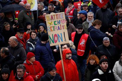 Un homme tient une banderole lors de la manifestation à Saint-Nazaire le 19 janvier. 