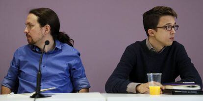 El l&iacute;der de Podemos, Pablo Iglesias (i), y el portafoz parlamentario del partido, &Iacute;nigo Errej&oacute;n, al inicio del Consejo Ciudadano