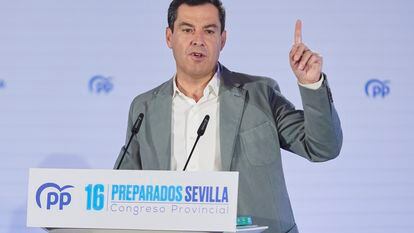 El presidente de la Junta de Andalucía, Juan Manuel Moreno, durante el XVI congreso provincial del PP en Sevilla, este domingo.