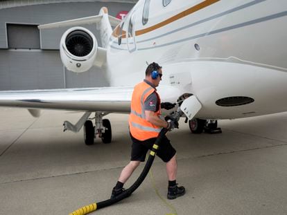 Repostaje de un 'jet' privado en el aeropuerto de Farnborough, en Reino Unido.