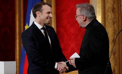 El presidente Macron saluda al arzobispo Ventura, en 2018 en el Elíseo.