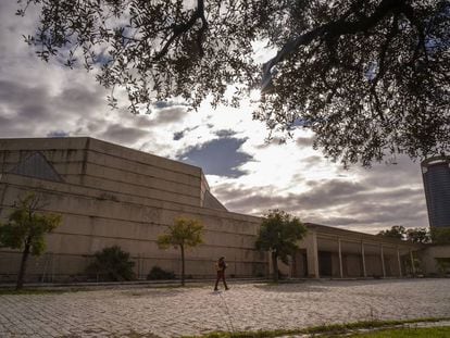 Exterior del pabellón del Siglo XV, en la Cartuja, que se rehabilitará para ampliar el Centro de Arte Contemporáneo de Sevilla.