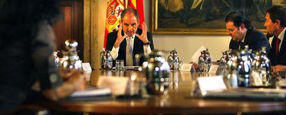 Francisco Camps, en el centro, durante la reunión extraordinaria del Gobierno valenciano que presidió ayer. A la derecha, Gerardo Camps y Mario Flores.