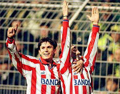 Toni celebra junto a Pantic un gol en la Liga de Campeones en 1996.