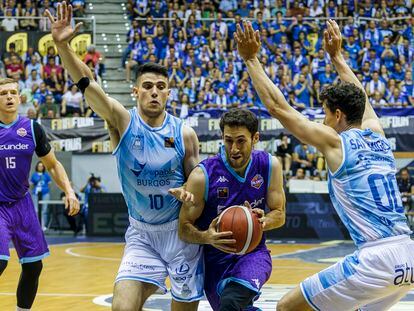 El jugador del Zunder Palencia Manuel Rodríguez juega un balón ante Gonzalo Corbalán y Rodrigo San Miguel, ambos del Hereda San Pablo.