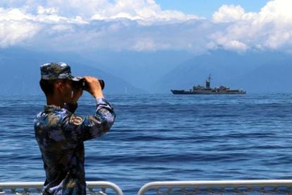 Un militar chino observa los movimientos de una fragata durante las maniobras en el estrecho de Formosa, el día 5. 