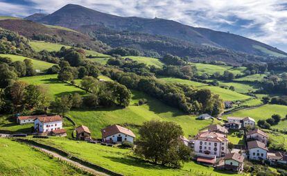 Granjas en torno al pueblo de Amaiur, en el valle de Baztan (Navarra).