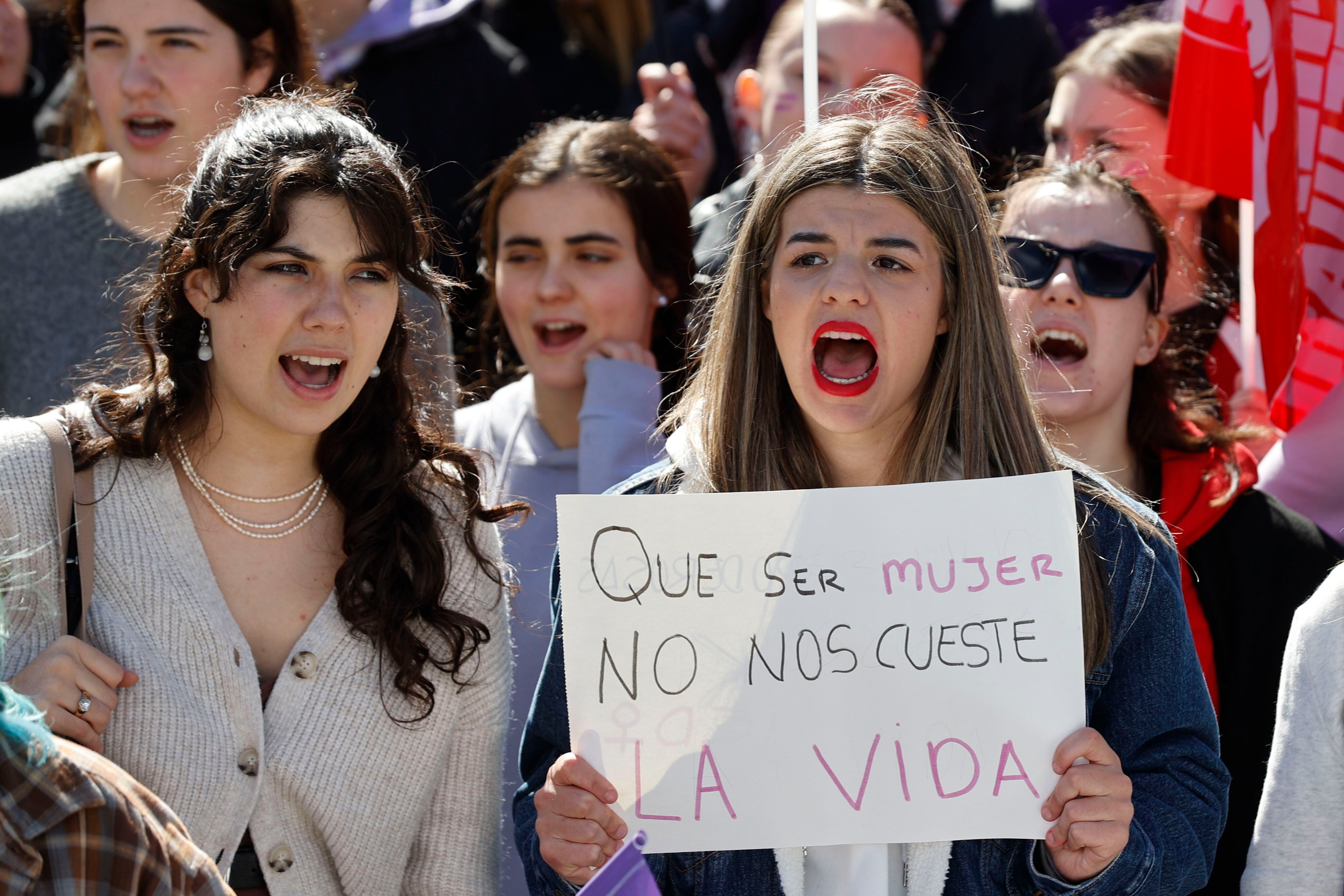 Participantes en la manifestación convocada por el movimiento feminista de estudiantes con motivo del Día Internacional de la Mujer, este viernes en el centro de Bilbao. 