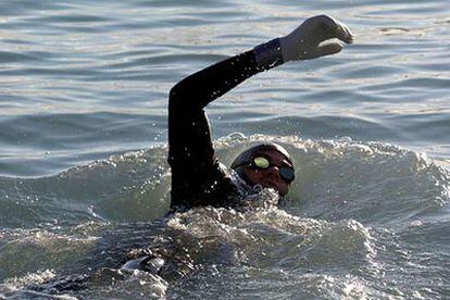 El nadador catalán David Meca comienza su travesía de 110 kms en el Mediterráneo desde Jávea a Ibiza.