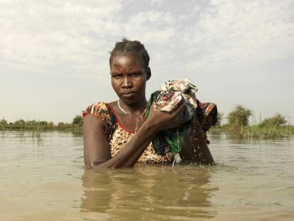 Nyasunday Dak Jal, de 23 años, sumergida en las aguas que inundan su aldea, Pakur, Sudán del Sur, para lavar su ropa interior.