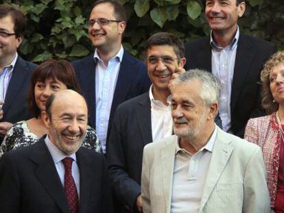 El secretario general del PSOE, Alfredo P&eacute;rez Rubalcaba, junto al presidente andaluz, Jos&eacute; Antonio Gri&ntilde;an, y el resto de barones. 