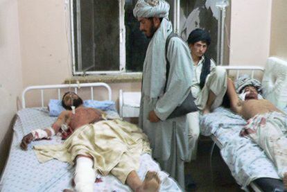 Varios heridos son atendidos en un hospital de Kandahar.