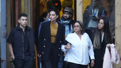 La mujer de Dani Alves, Joana Sanz, en el centro, junto a su madre, este martes a la salida de la Audiencia de Barcelona donde está siendo juzgando el futbolista.