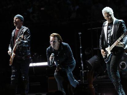 Los componentes de U2, durante su concierto en el WiZink Center. 