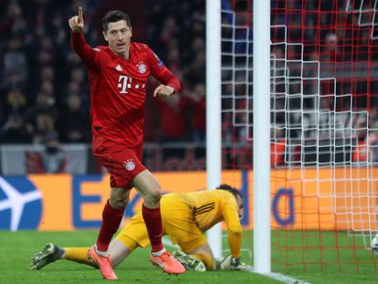 Robert Lewandowski celebra su gol al Olympiacos.