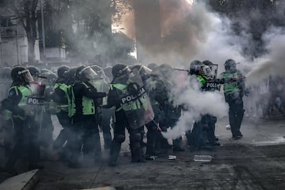 Las fuerzas de seguridad de Ciudad de México emplean extintores portátiles para contener a un grupo manifestantes durante las protestas de mujeres por la igualdad y contra la violencia de género y los feminicidios.
